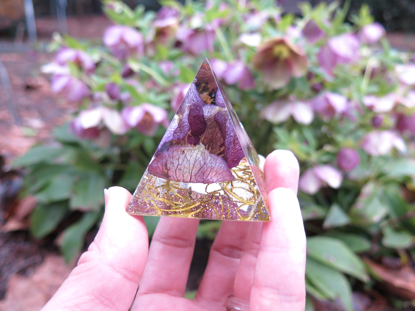 Resin pyramid paperweinght, real flower home decor pyramid