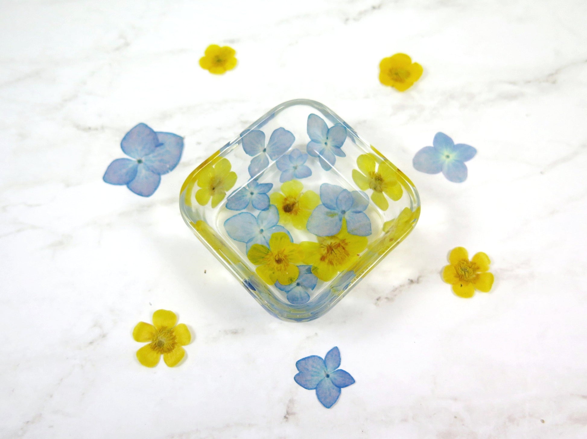 Real flowers jewelry dish - Small resin ring dish - Aesthetic trinket dish 