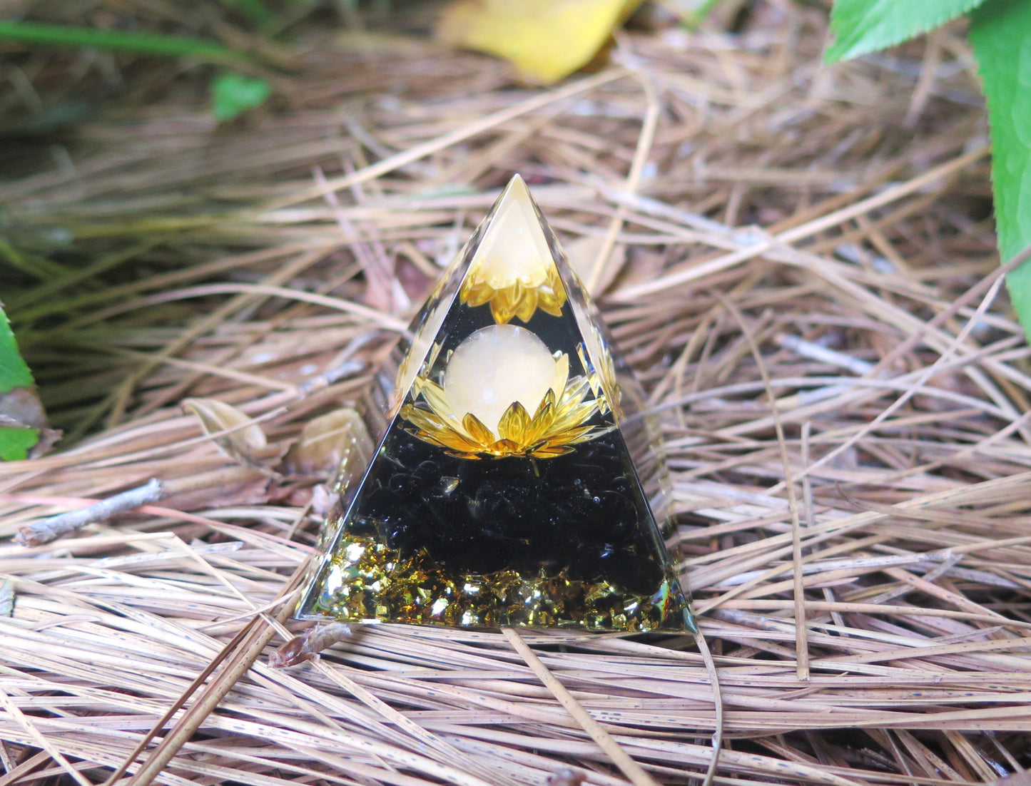 Crystal pyramid Healing Orgonite-Positive Energy Generator, resin Pyramid