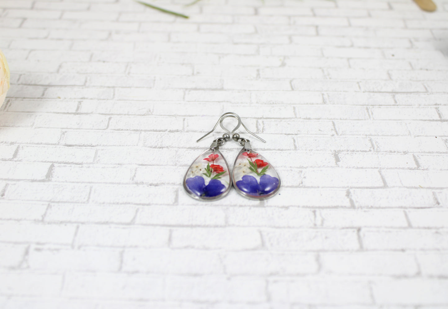 Teardrop Flower resin earrings - - pressed flower - dangle earrings