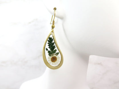 Daisy flower resin gold earrings