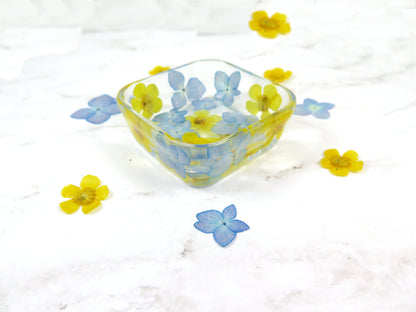 Real flowers jewelry dish- Small resin ring dish- Aesthetic trinket dish