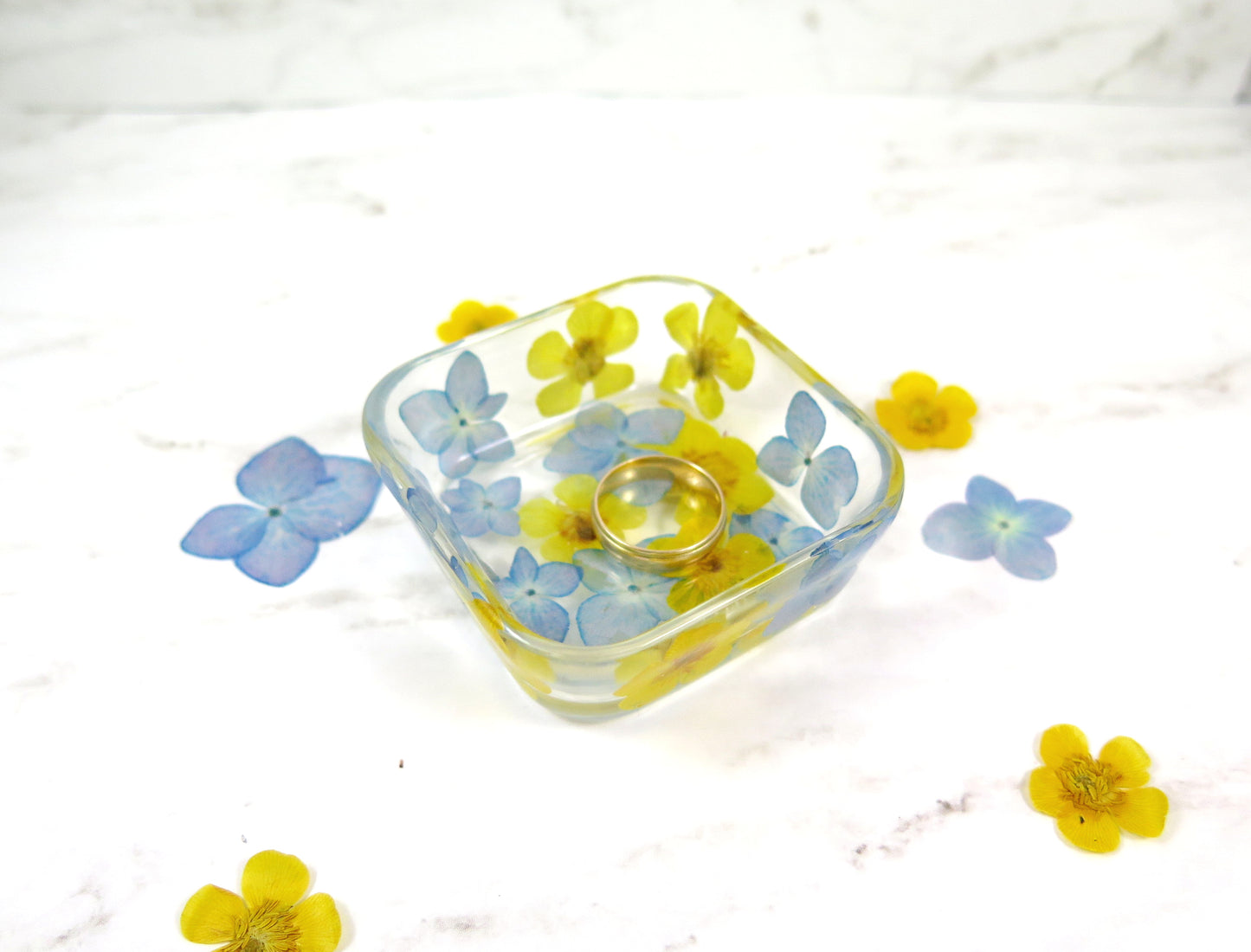 Real flowers jewelry dish- Small resin ring dish- Aesthetic trinket dish