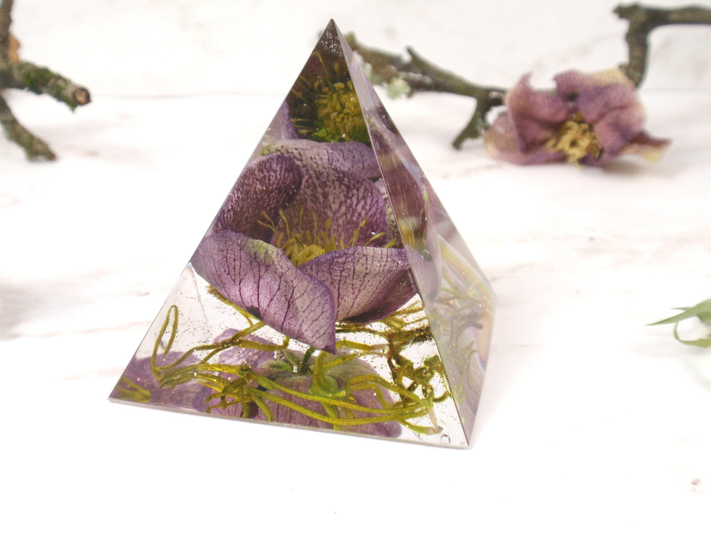 Resin pyramid paperweinght