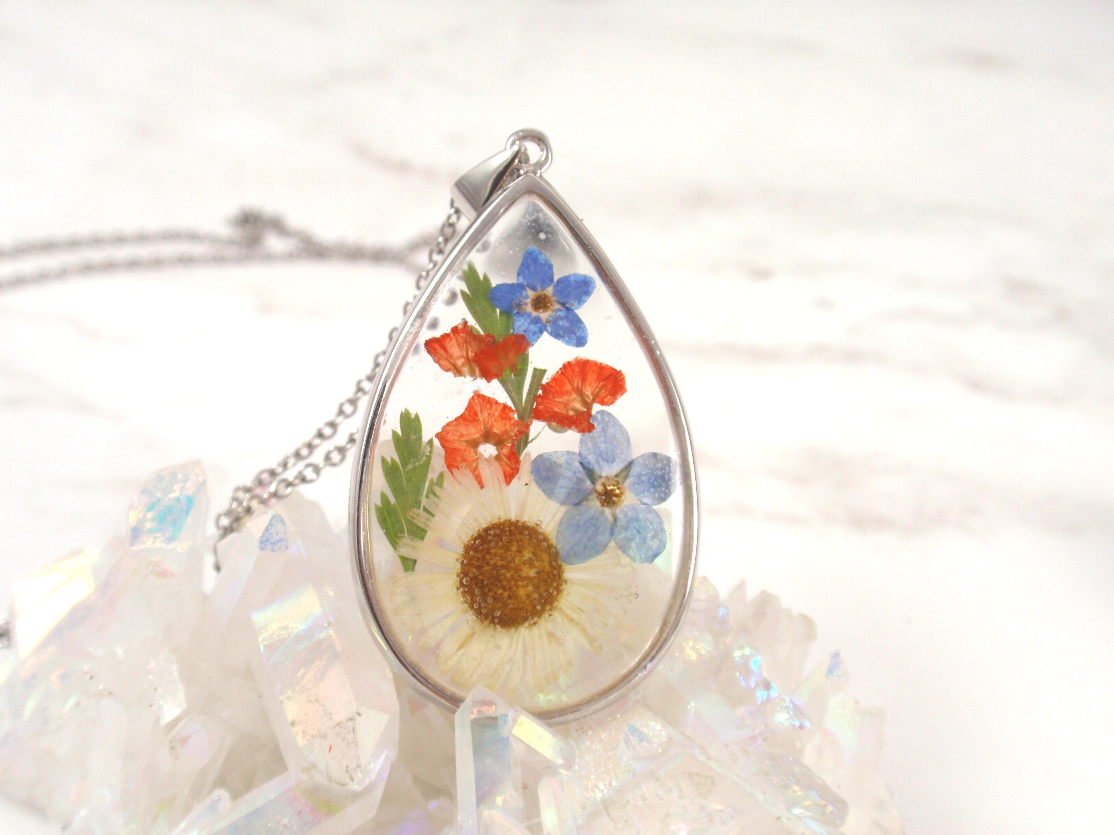 Pressed Flower Resin Necklace | Dainty Gold Necklace | Minimalist Gold –  thegoldengirlco