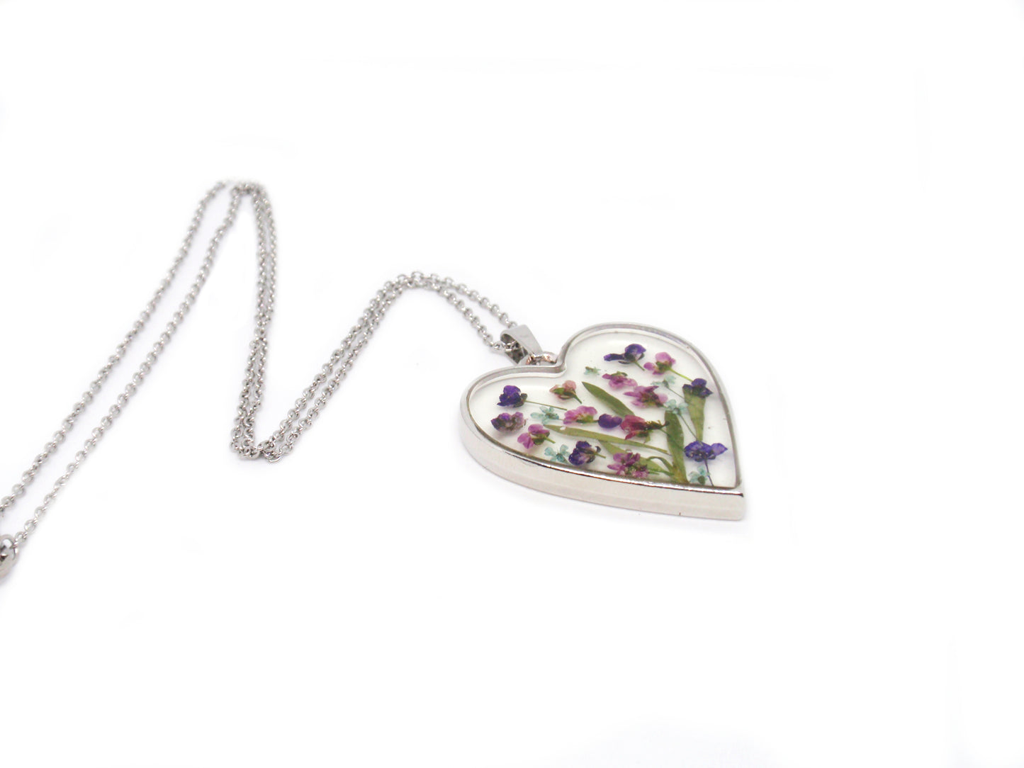 Heart shape resin necklace with real flowers